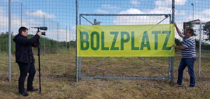 Der Bolzplatz wird eröffnet.